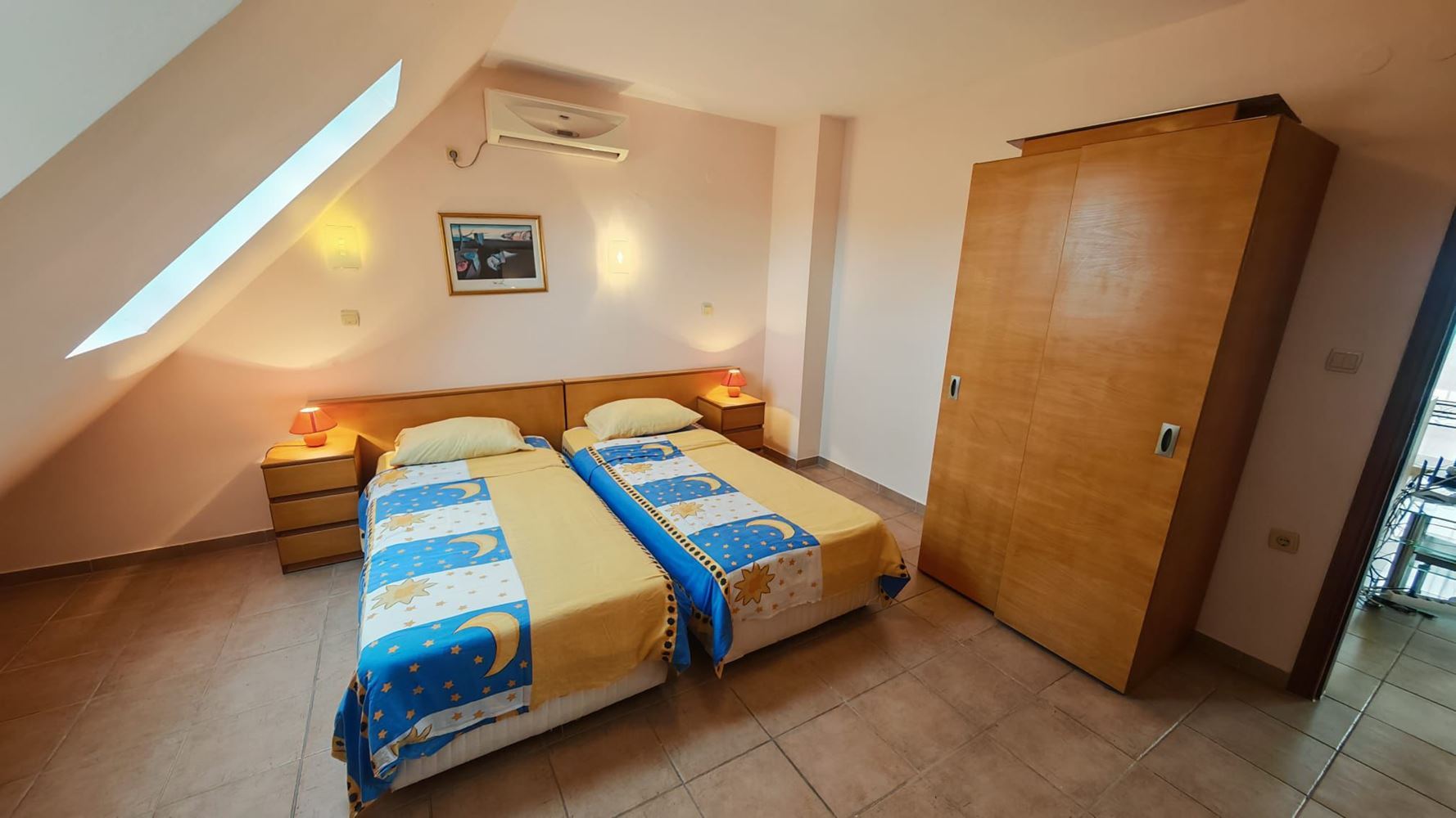 Просторен тристаен апартамент на последен етаж в Слънчев бряг — комфорт, стил и зелена хармония край морето