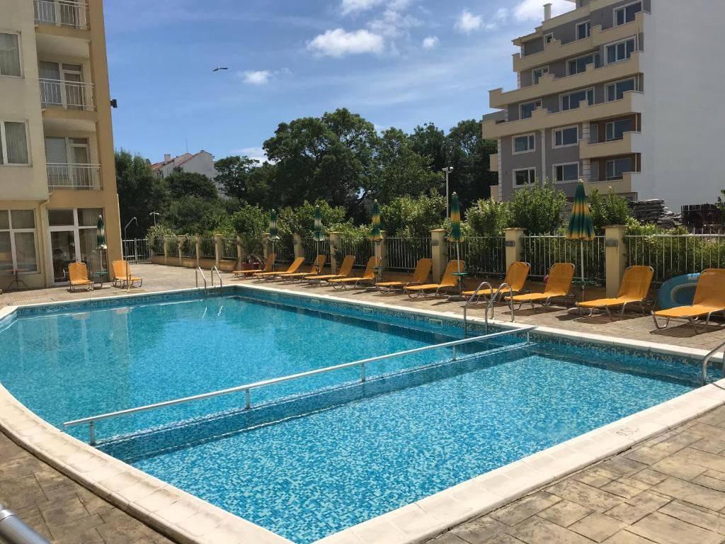 Двустаен апартамент в комплекс в Поморие – 300 м от плажа, отлична инвестиция