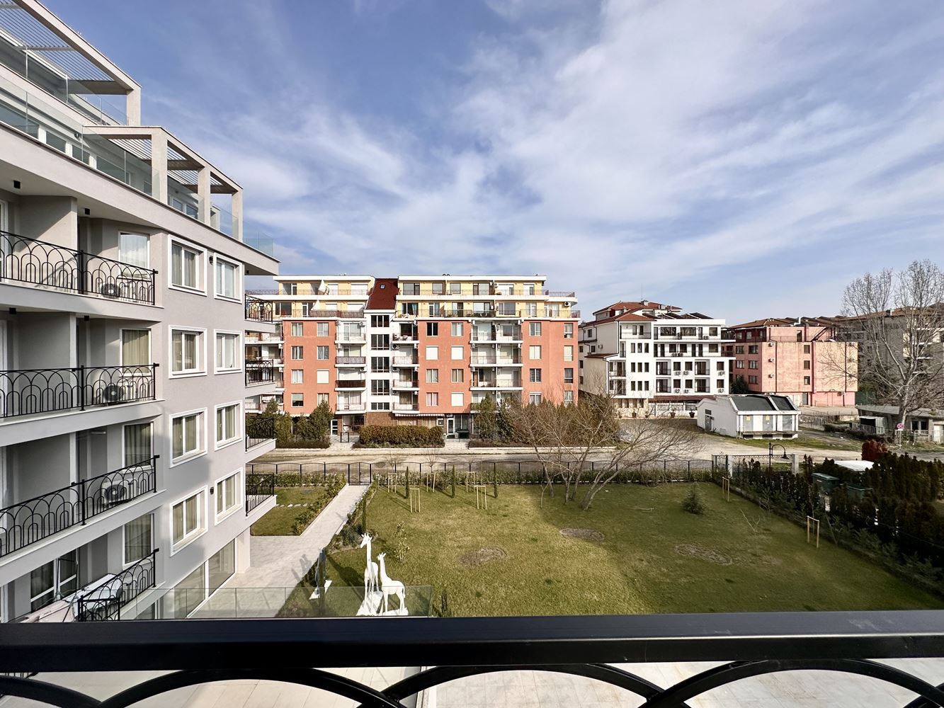 Уютен двустаен апартамент с гледка към басейн и зелени площи в Слънчев бряг – готов за ползване