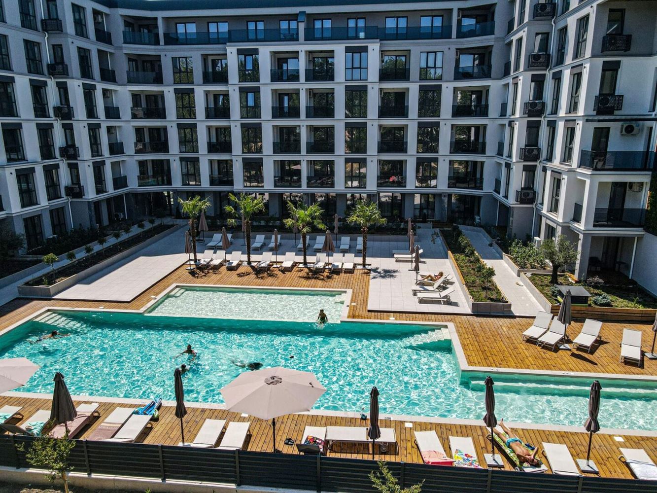 Просторен луксозен апартамент с три спални и подземно паркомясто в Слънчев бряг