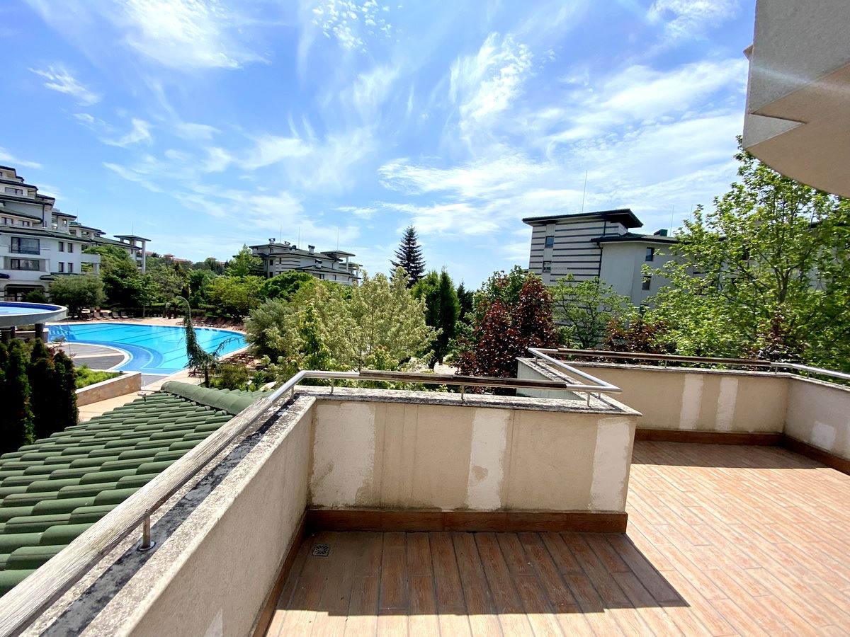 Просторен двустаен апартамент на първа линия в Равда – лукс, природа и впечатляваща гледка към басейна