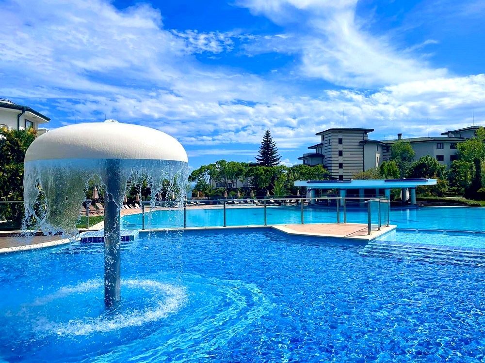 Просторен двустаен апартамент на първа линия в Равда – лукс, природа и впечатляваща гледка към басейна