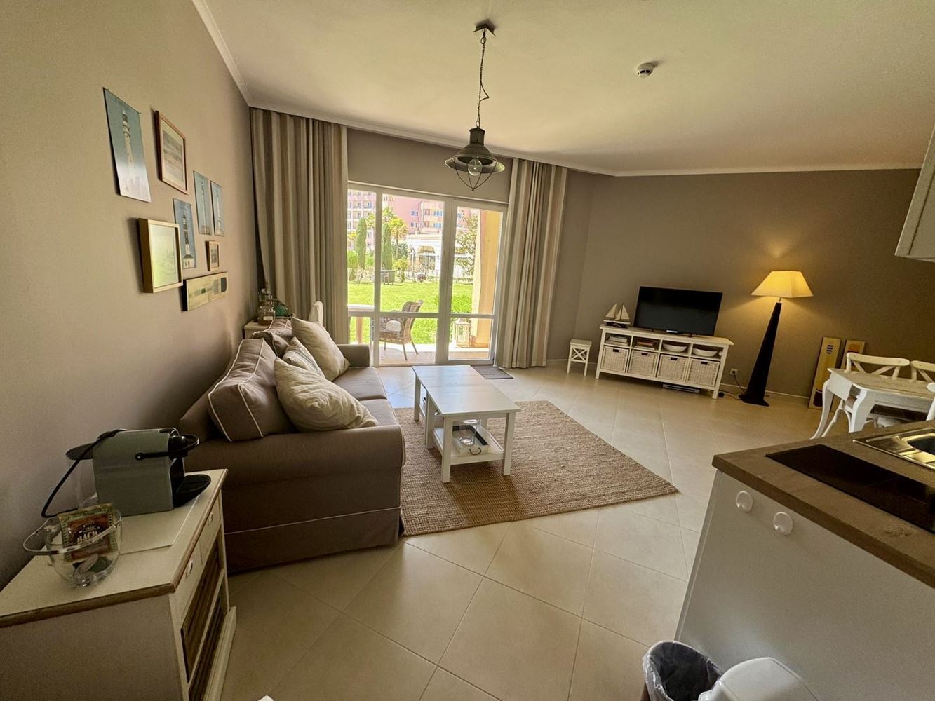 Луксозен двустаен апартамент в престижен комплекс на първа линия - комфорт, стил и безкрайни удобства