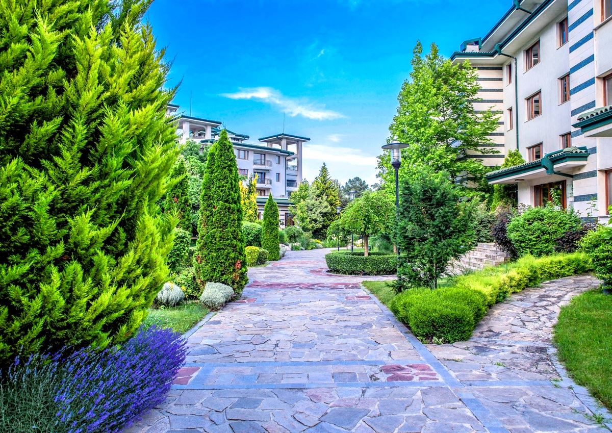 Просторен двустаен апартамент на първа линия в Равда – лукс, природа и впечатляваща гледка към басейна