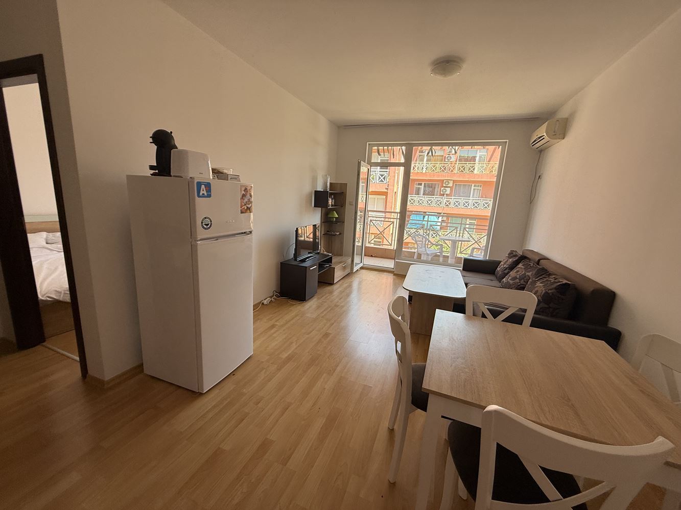 Обзаведен двустаен апартамент с гледка към басейна в района на Слънчев бряг