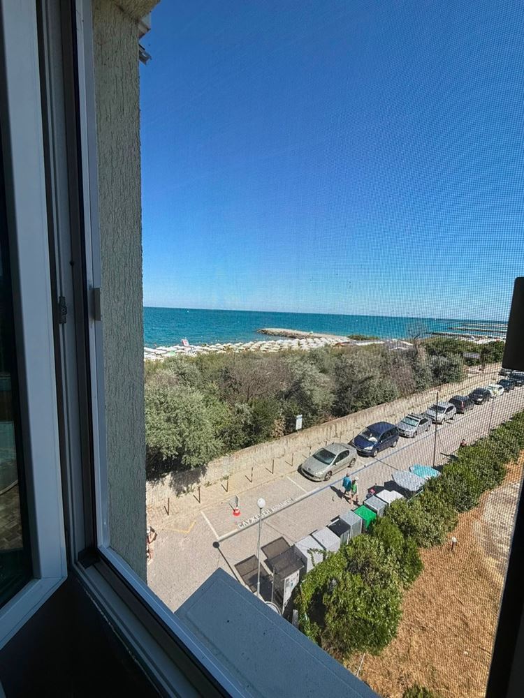 Фронтална гледка море - просторен двустаен апартамент на първа линия в Поморие