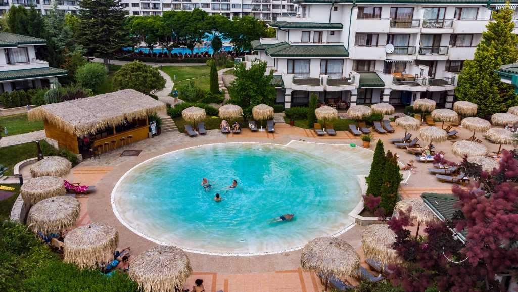 Високия стандарт и разнообразни удобства - страхотен двустаен апартамент в луксозен комплекс на първа линия в Равда