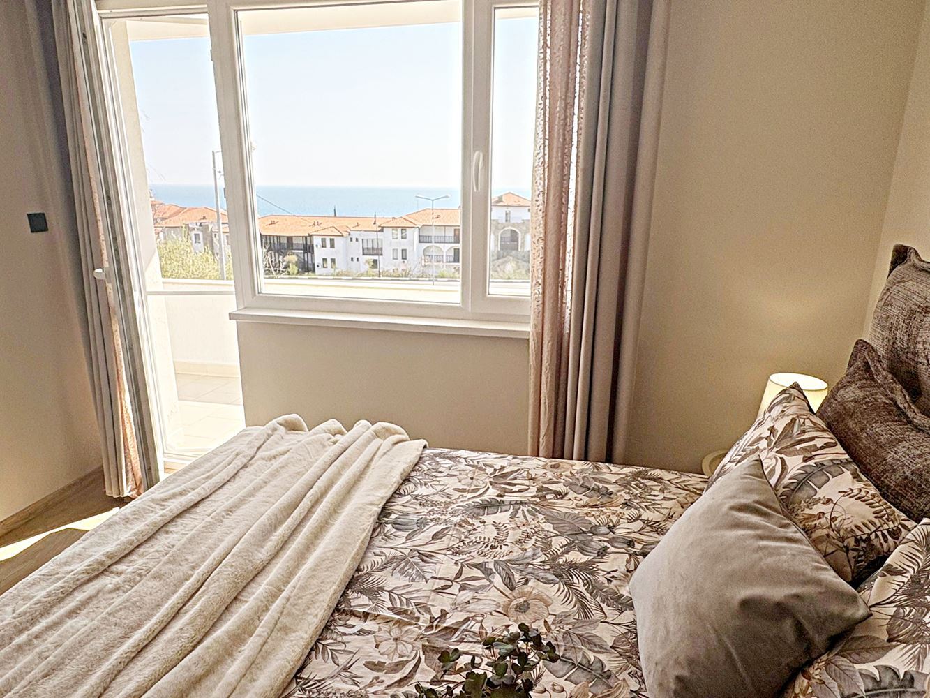 Две независими жилищни пространства с морска гледка в центъра на Свети Влас – дизайнерски интериор и собствено паркомясто