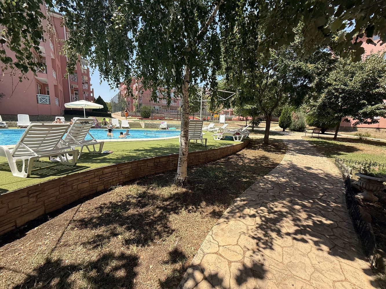 Обзаведен двустаен апартамент с гледка към басейна в района на Слънчев бряг