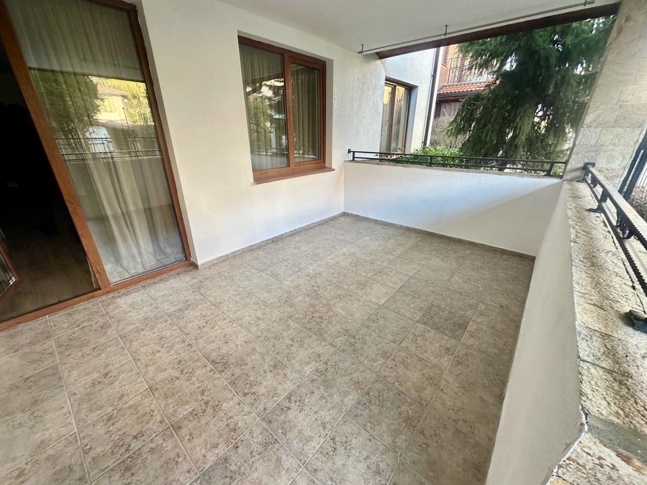 Просторно студио на партер с голяма тераса и възможност за двустаен апартамент – сигурност и комфорт в Несебър