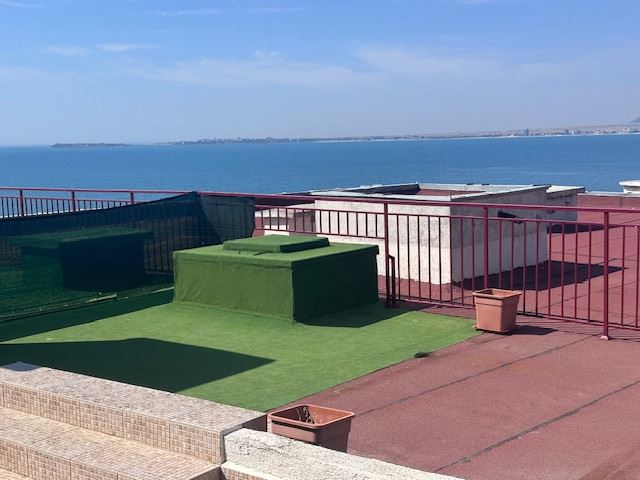 Пентхаус с панорамна морска гледка и собствен плажен достъп в Свети Влас