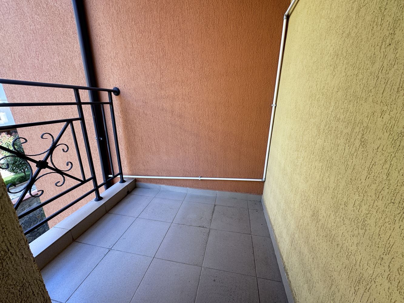 Двустаен апартамент с директен достъп до басейн в комплекс „Викторио“, Свети Влас – комфорт и ваканционно усещане