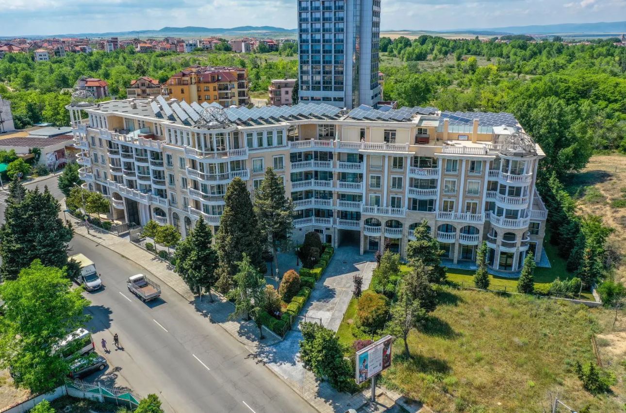 Просторен тристаен апартамент на 100 метра от плажа в Несебър