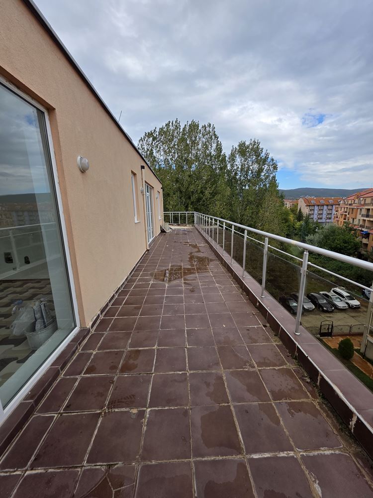 Тристаен апартамент с огромна тераса на 500 м от плажа в Слънчев бряг – 148 м² и отличен потенциал