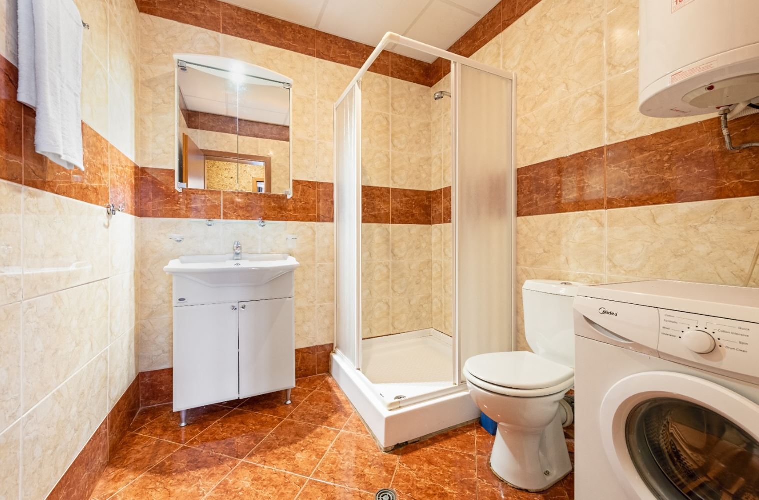 Стилен тристаен апартамент на първа линия с директна гледка море в Свети Влас – простор, лукс и пълни удобства