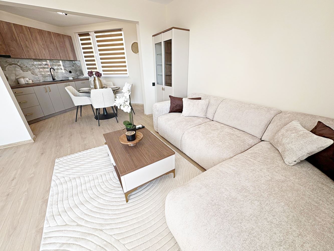 Две независими жилищни пространства с морска гледка в центъра на Свети Влас – дизайнерски интериор и собствено паркомясто