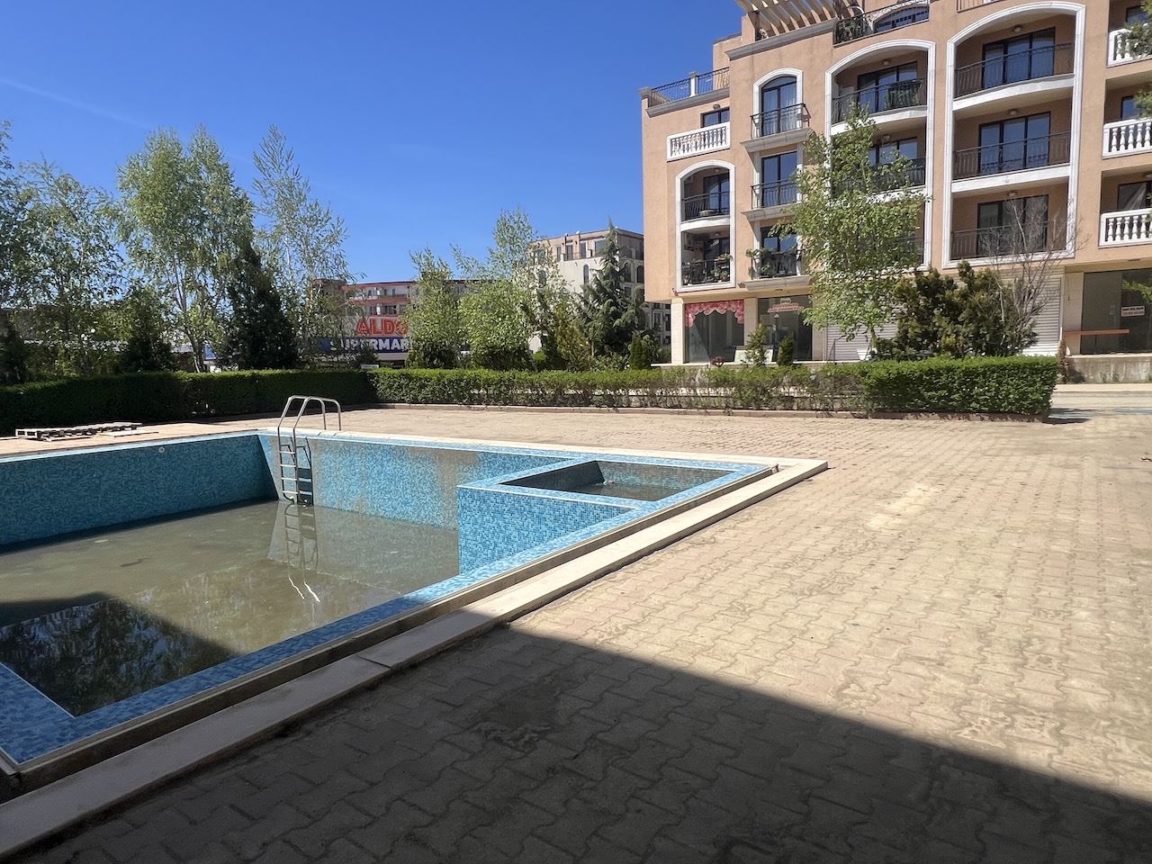 Уютно студио в сърцето на Елените – само на минути от плажа, в затворен комплекс с басейн и отлични удобства