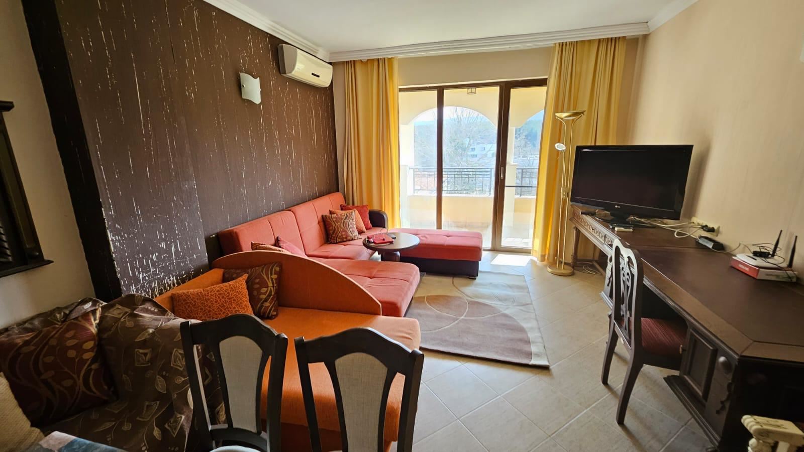 Просторен двустаен апартамент на първа линия море в Царево с пълно обзавеждане