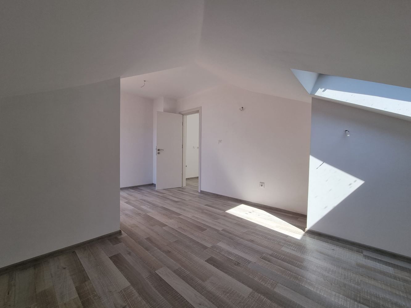 Светъл и модерен апартамент с отлична локация – съчетание на комфорт, природа и морски дух