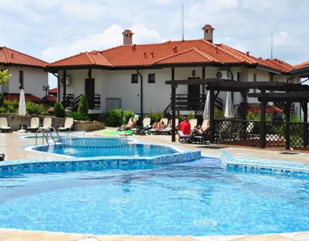 Реновиран двустаен апартамент с панорамна гледка в модерен комплекс близо до Слънчев бряг