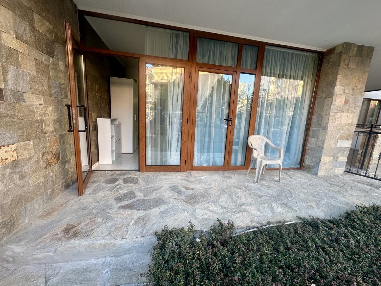 Просторно студио на партер с тераса и възможност за двустаен апартамент – само на 300 м от морето