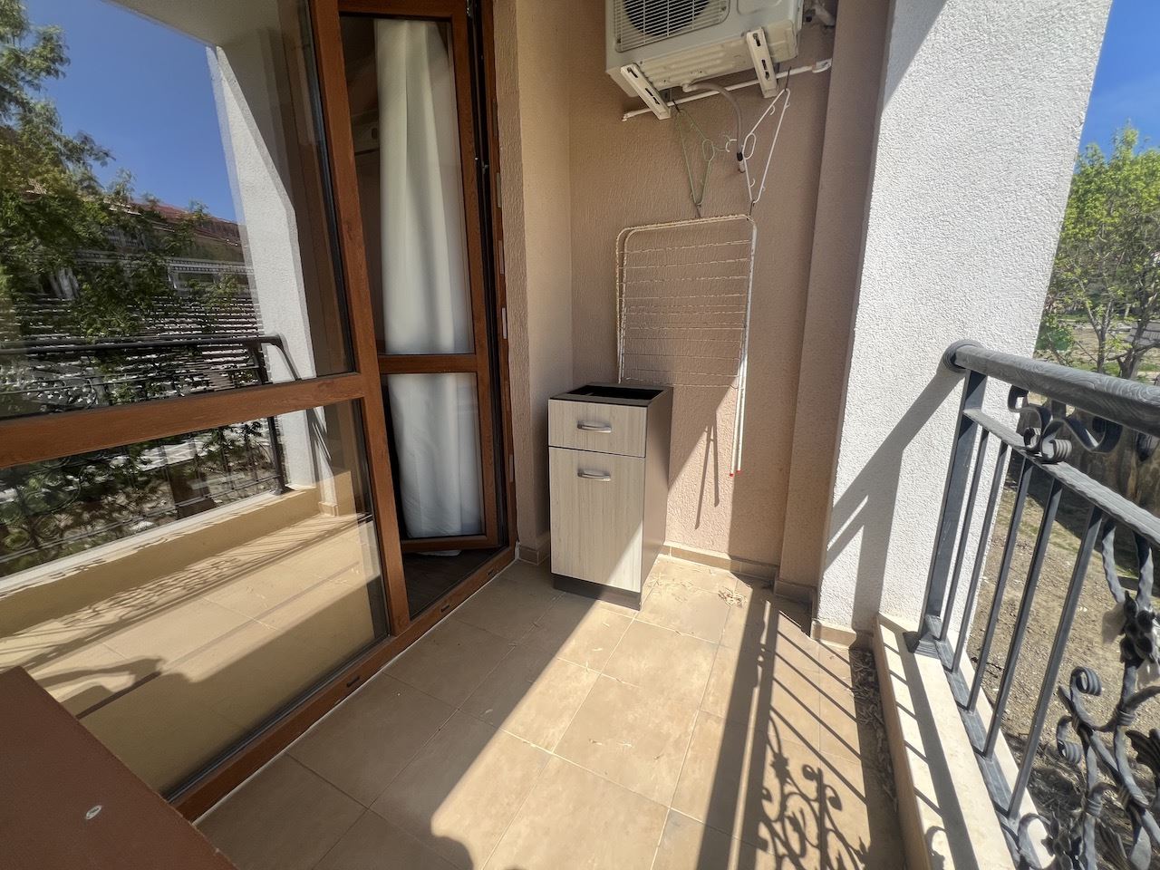 Уютно студио в сърцето на Елените – само на минути от плажа, в затворен комплекс с басейн и отлични удобства