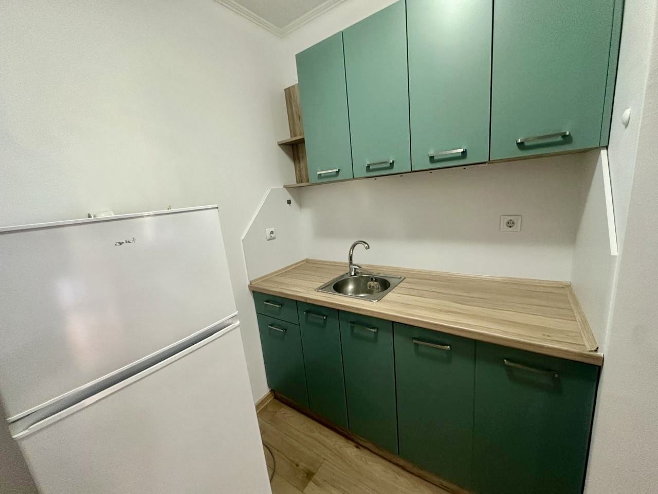 Просторно студио на партер с голяма тераса и възможност за двустаен апартамент – сигурност и комфорт в Несебър