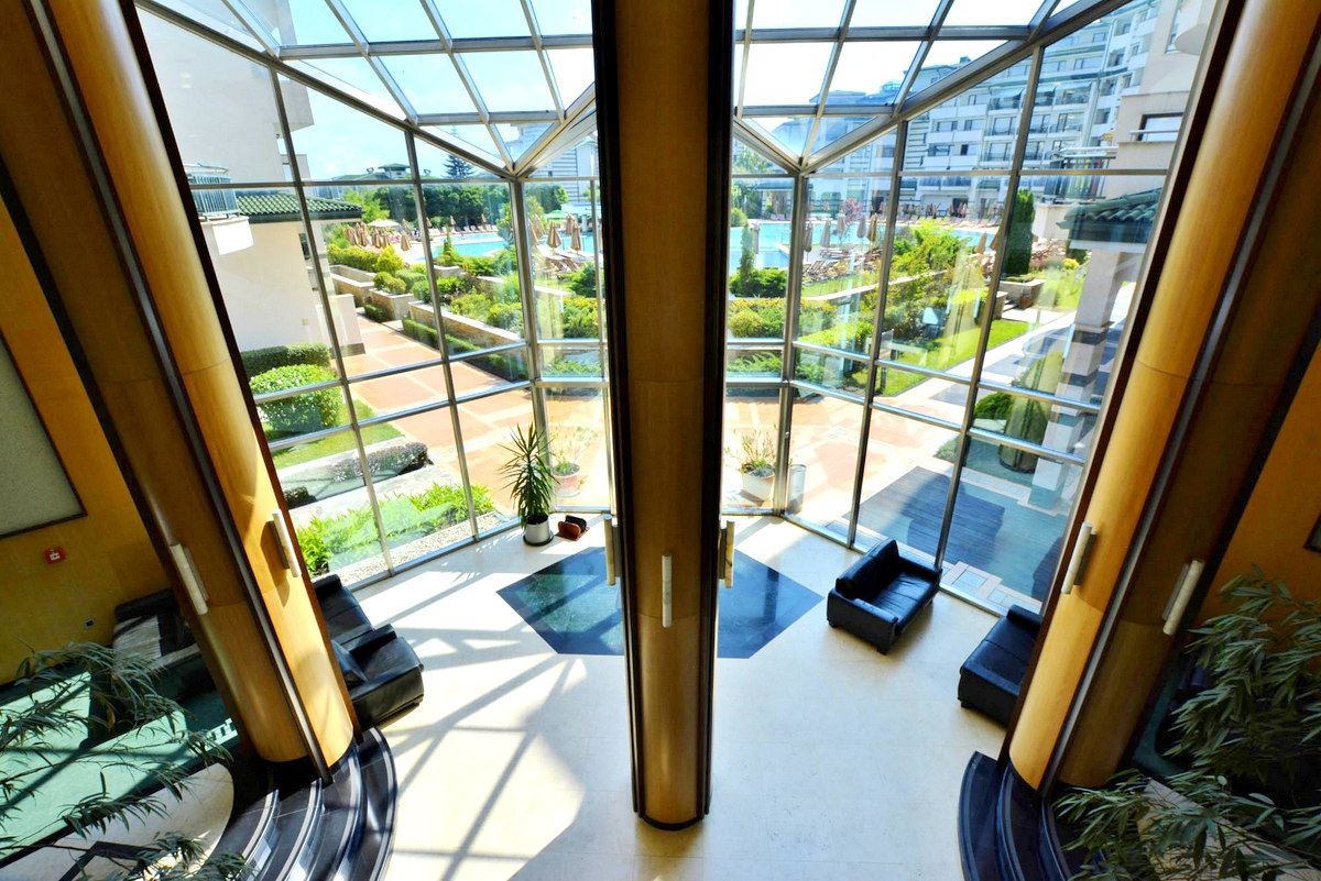 Просторен двустаен апартамент на първа линия в Равда – лукс, природа и впечатляваща гледка към басейна