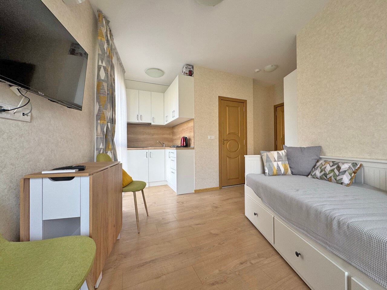 Светло студио в луксозен комплекс – прекрасен уют край басейна