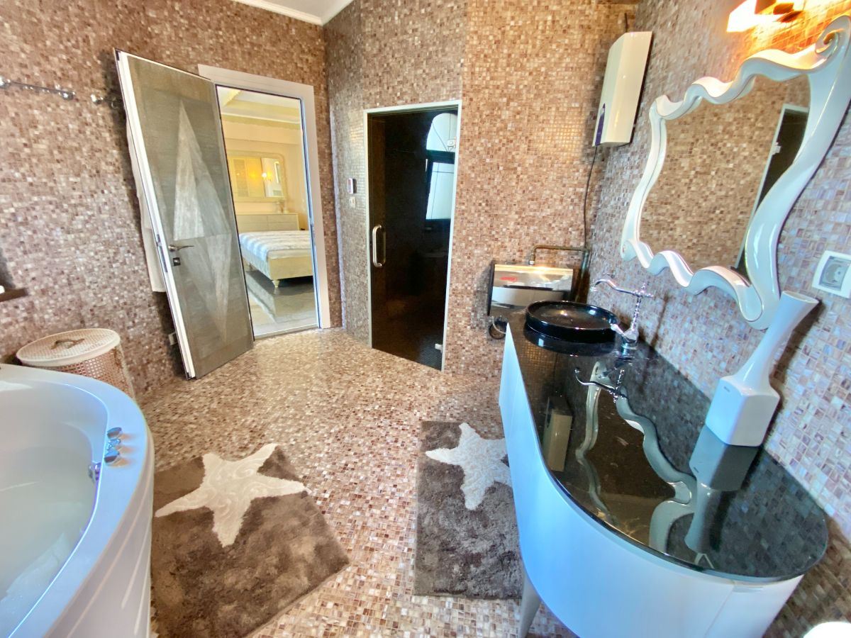 Уникален апартамент на две нива в комплекс от премиум клас в град Несебър