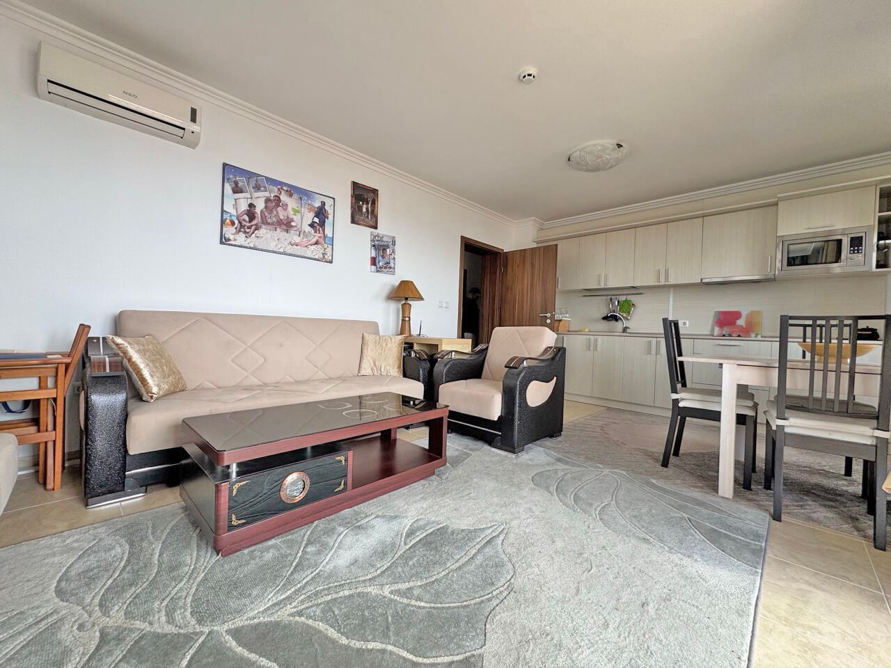 Просторен тристаен апартамент в бутиков комплекс на метри от морето в Свети Влас