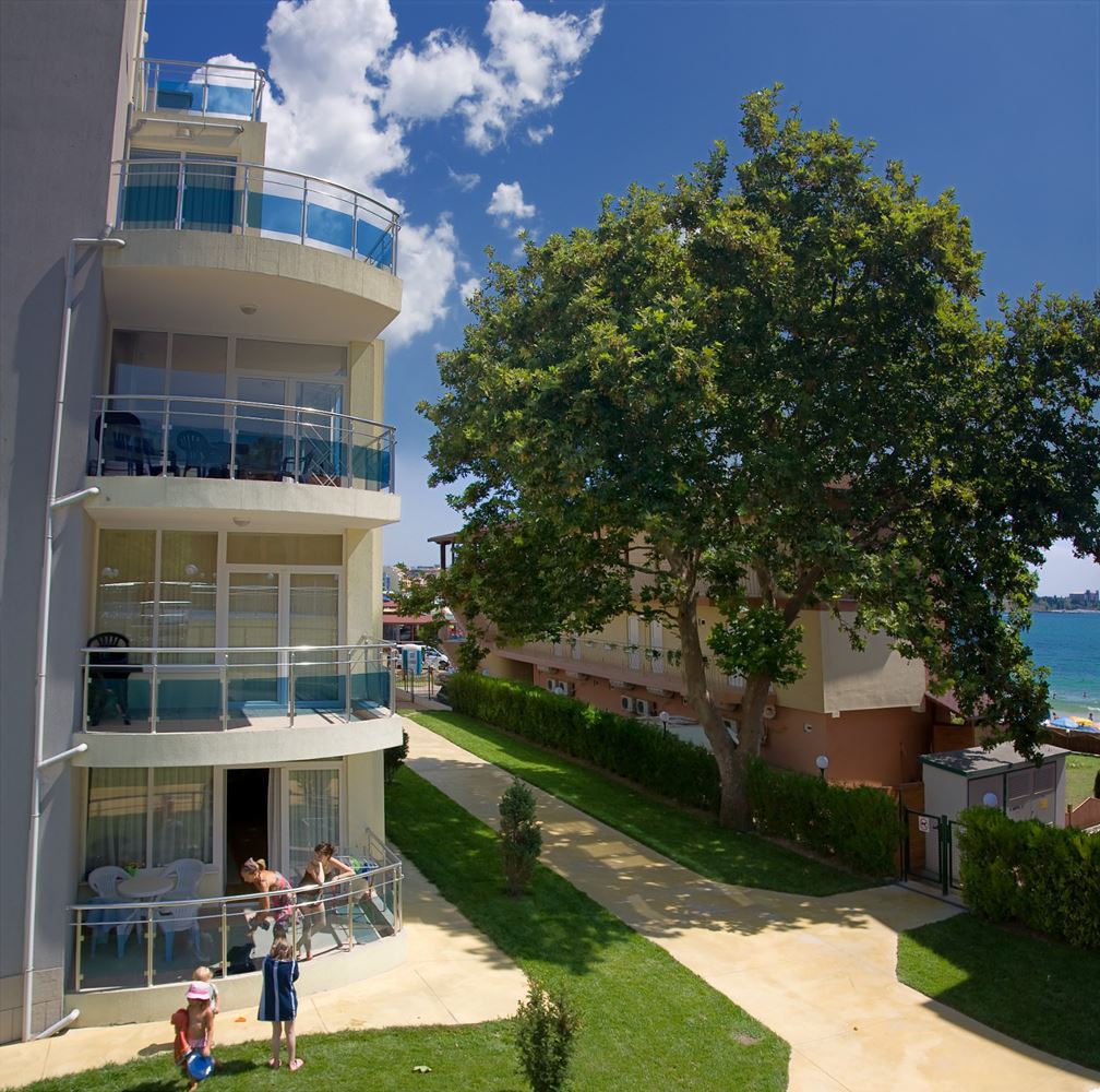 Слънчево и просторно студио с морска гледка в Равда – на 100 м от плажа, в поддържан комплекс с басейн и зеленина