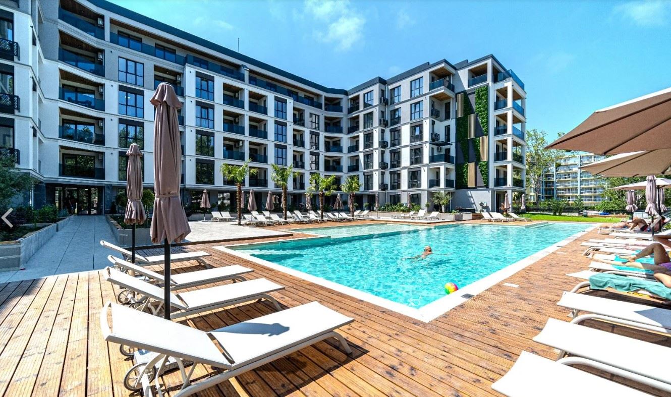 Просторен луксозен апартамент с три спални и подземно паркомясто в Слънчев бряг