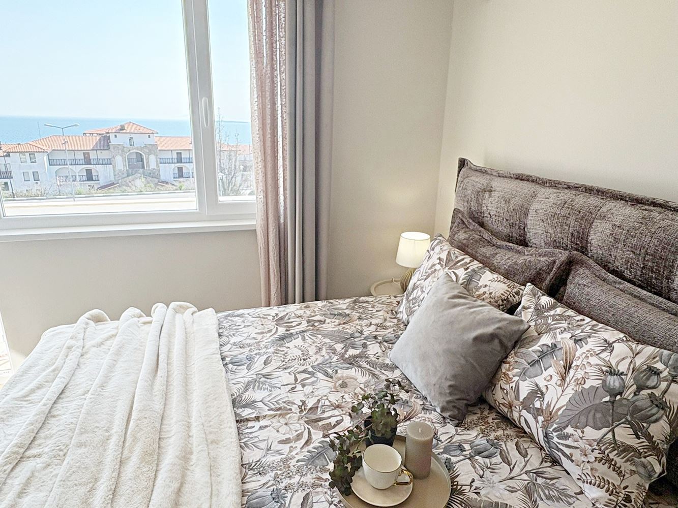 Две независими жилищни пространства с морска гледка в центъра на Свети Влас – дизайнерски интериор и собствено паркомясто
