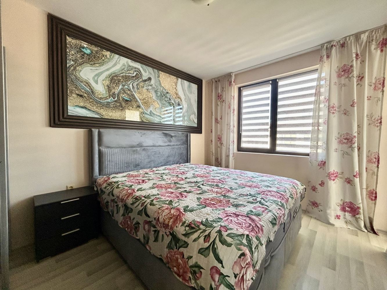 Просторен тристаен апартамент с впечатляваща морска панорама в комплекс в Несебър