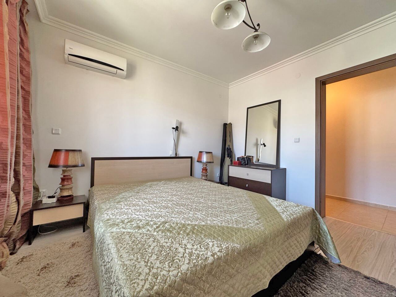 Просторен тристаен апартамент в бутиков комплекс на метри от морето в Свети Влас