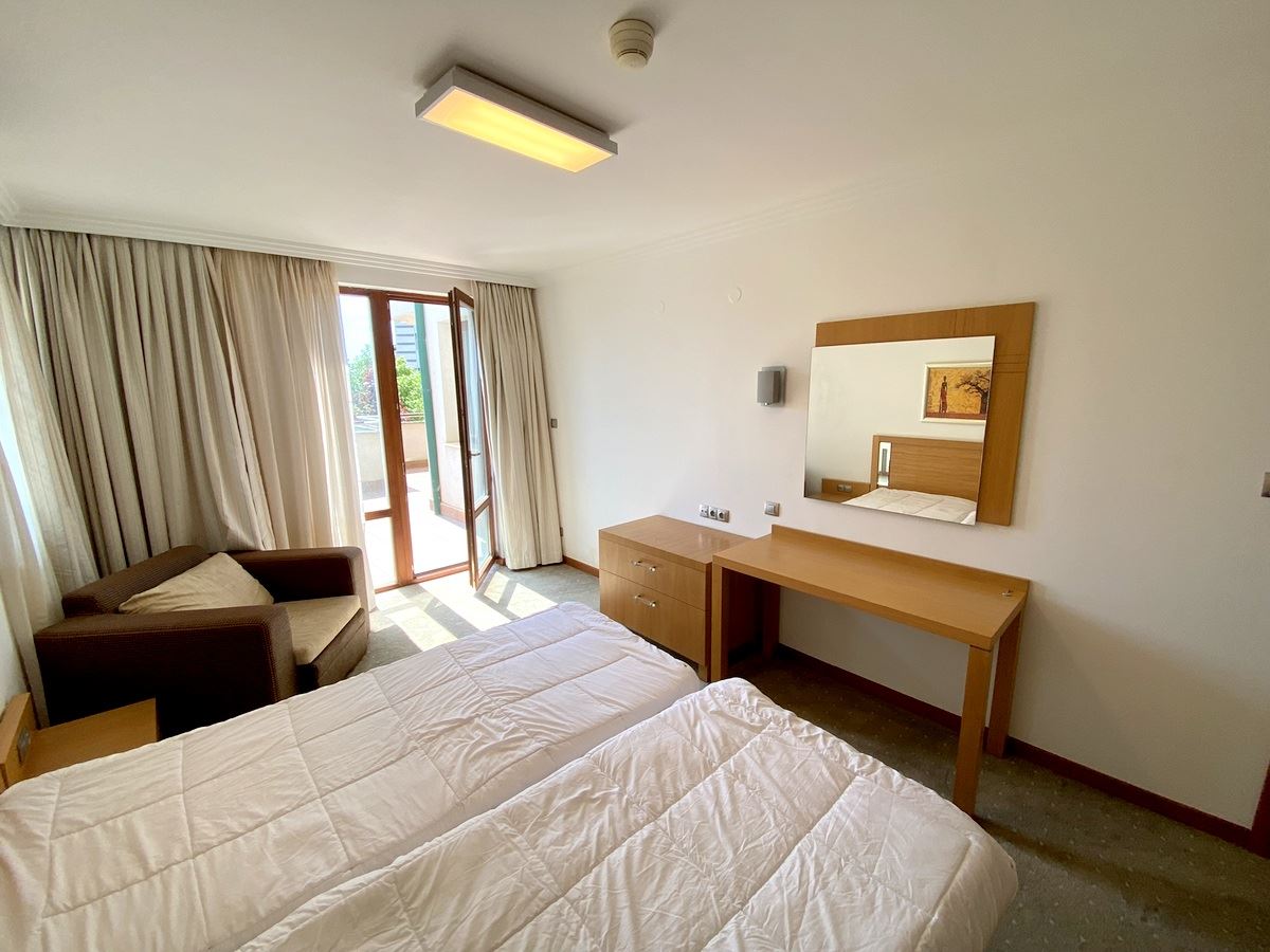 Просторен двустаен апартамент на първа линия в Равда – лукс, природа и впечатляваща гледка към басейна