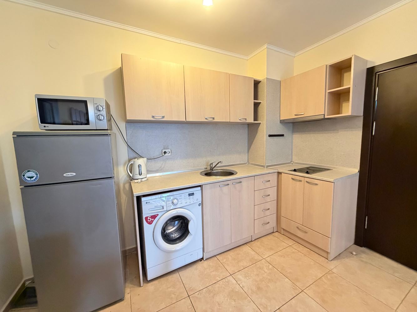 Апартамент с две спални и изглед към басейна в Несебър – простор, комфорт и отлична локация на 300 метра от морето