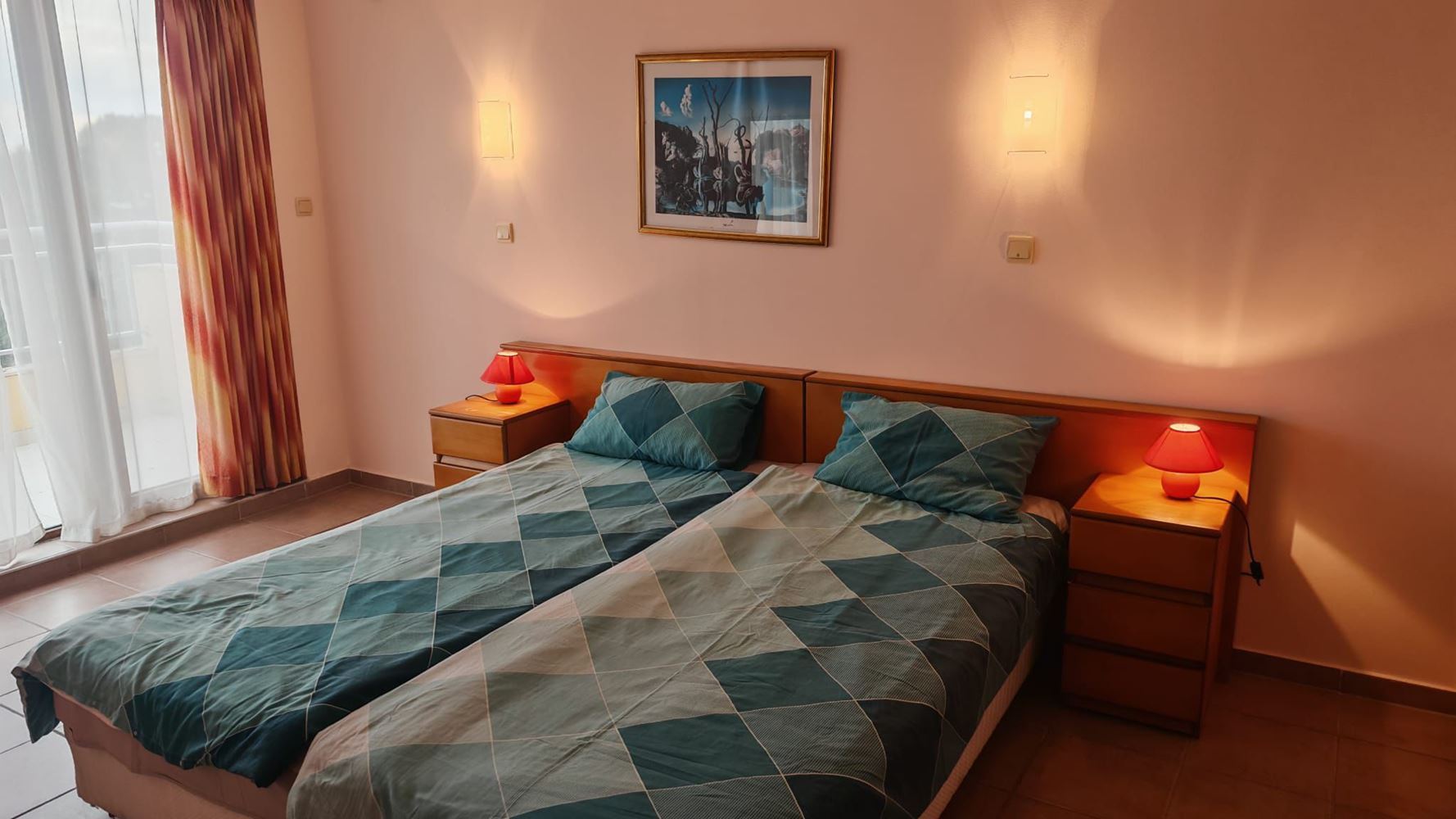 Просторен тристаен апартамент на последен етаж в Слънчев бряг — комфорт, стил и зелена хармония край морето