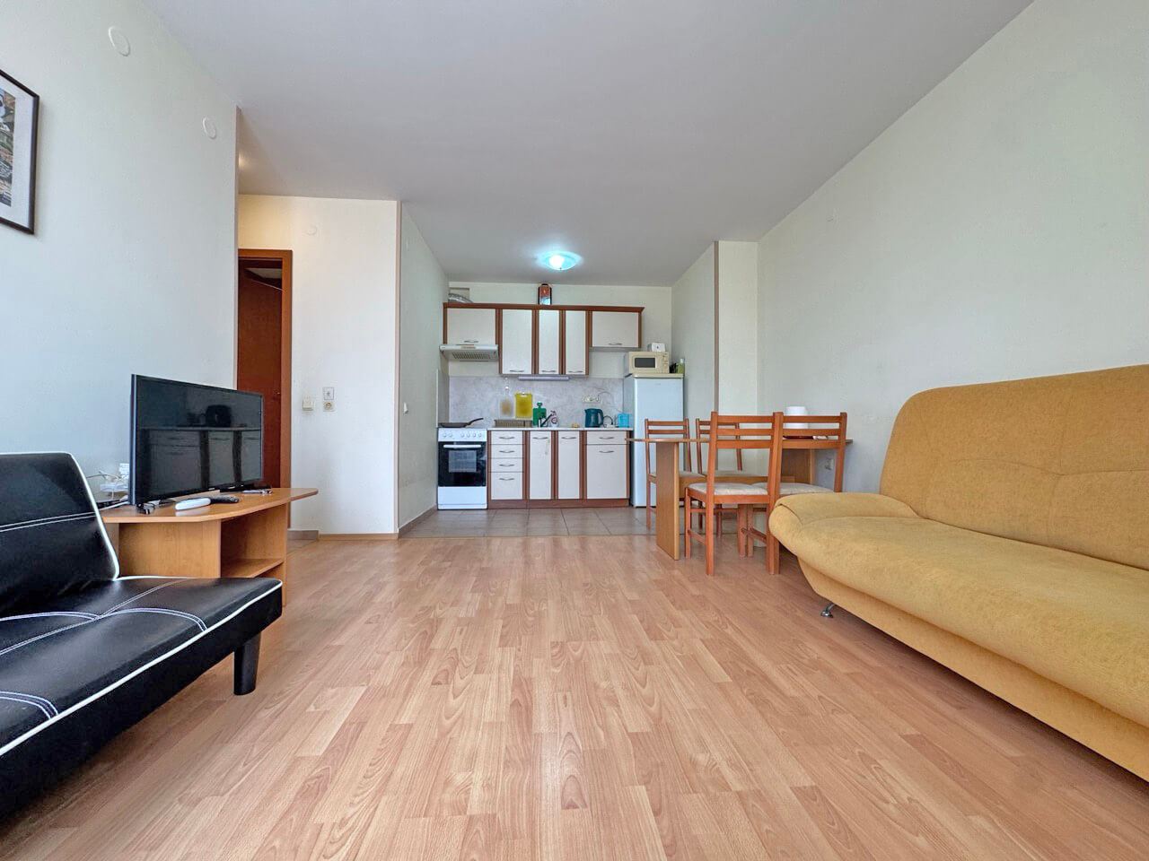 Просторен двустаен апартамент с гледка към басейна в Слънчев бряг