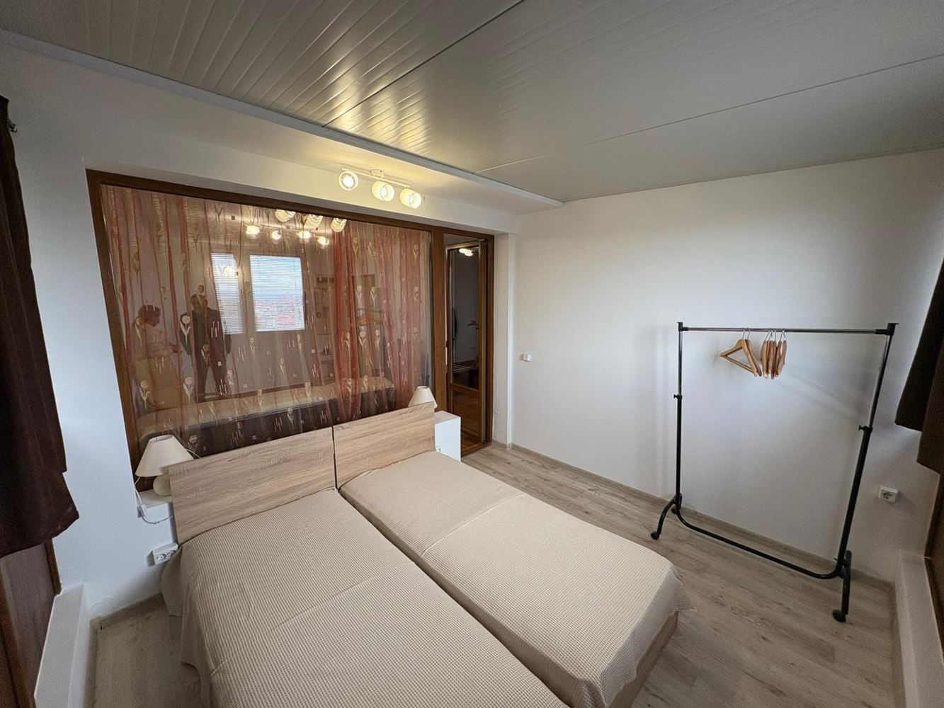 Поморие - просторен тристаен апартамент на първа линия с морска гледка, ниска такса поддръжка 