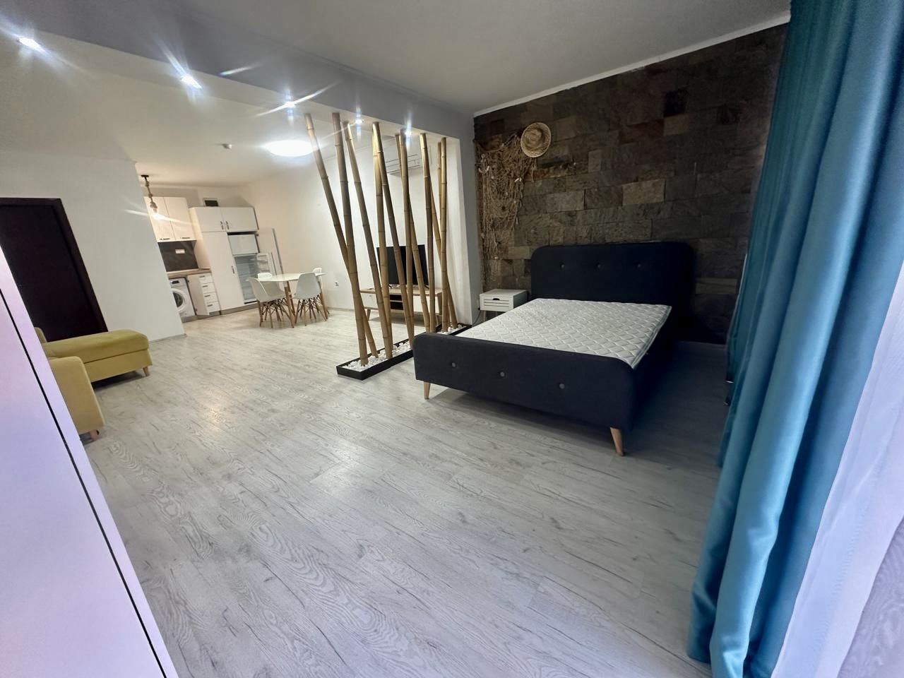 Просторно студио на партер с тераса и възможност за двустаен апартамент – само на 300 м от морето