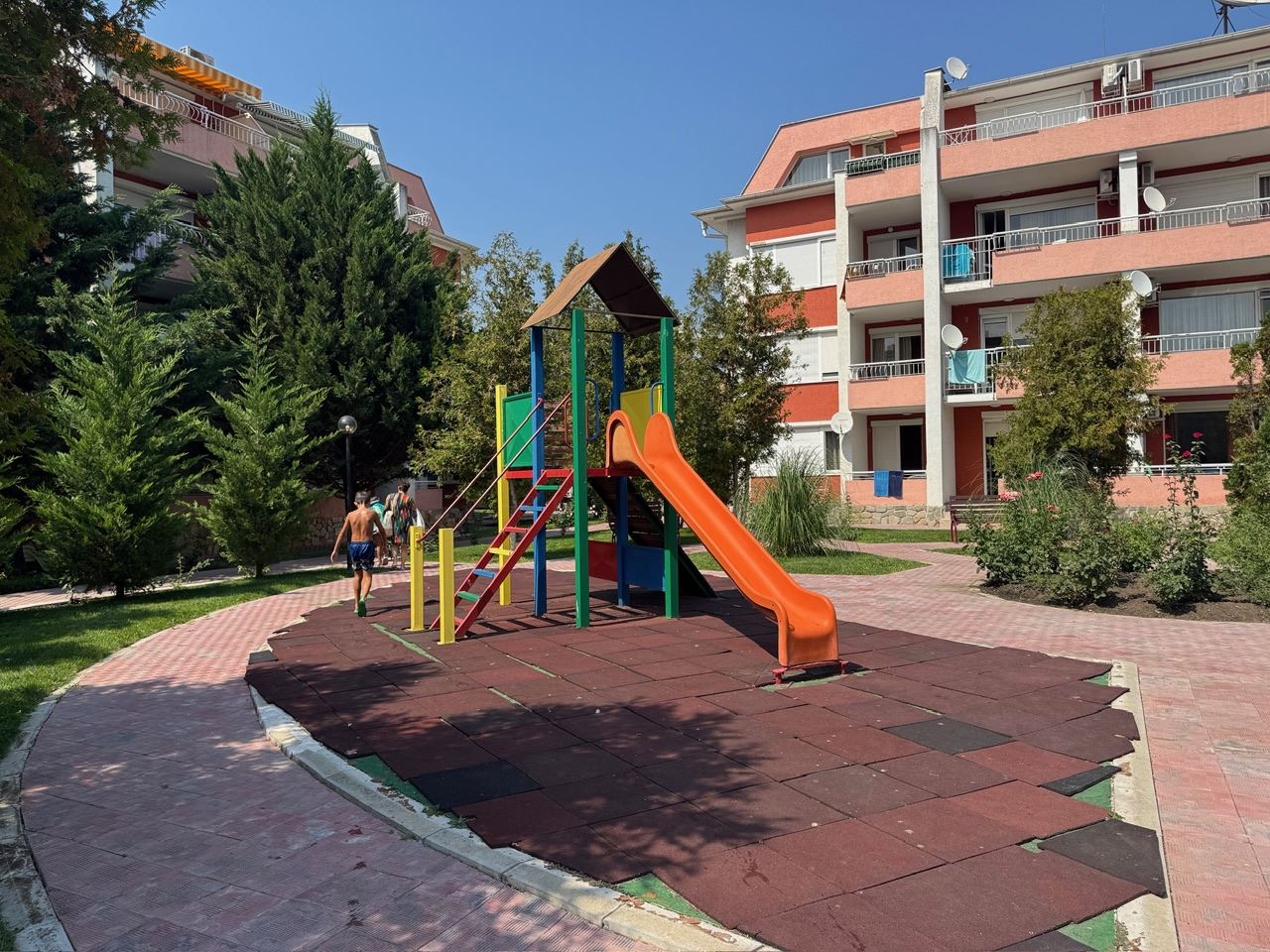 Просторно студио с гледка към басейна в Слънчев бряг – битов ток и отлична инфраструктура