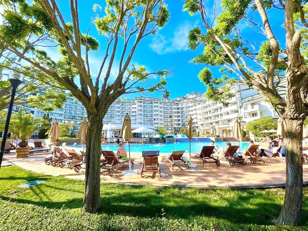 Просторен двустаен апартамент на първа линия в Равда – лукс, природа и впечатляваща гледка към басейна