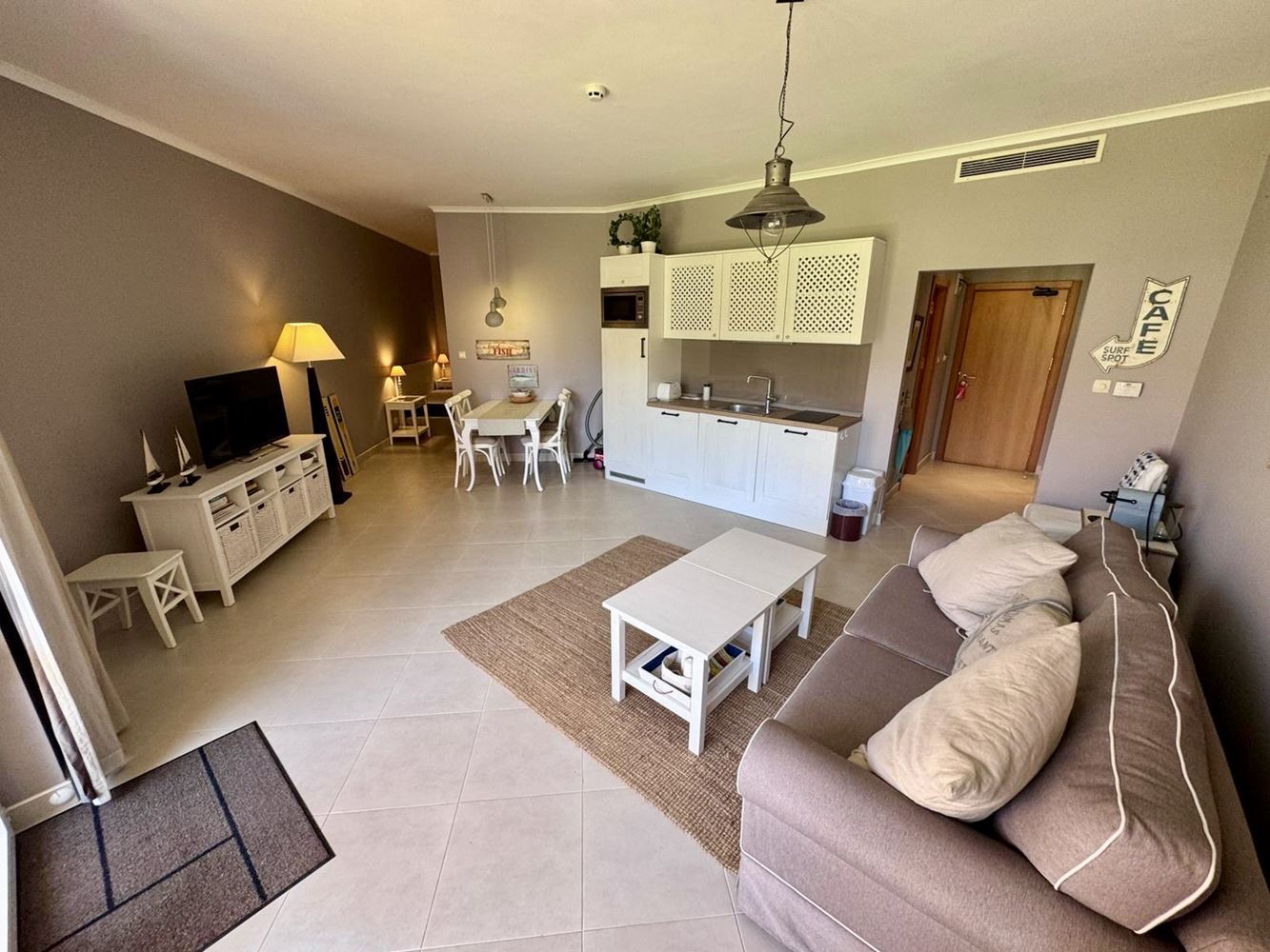 Луксозен двустаен апартамент в престижен комплекс на първа линия - комфорт, стил и безкрайни удобства