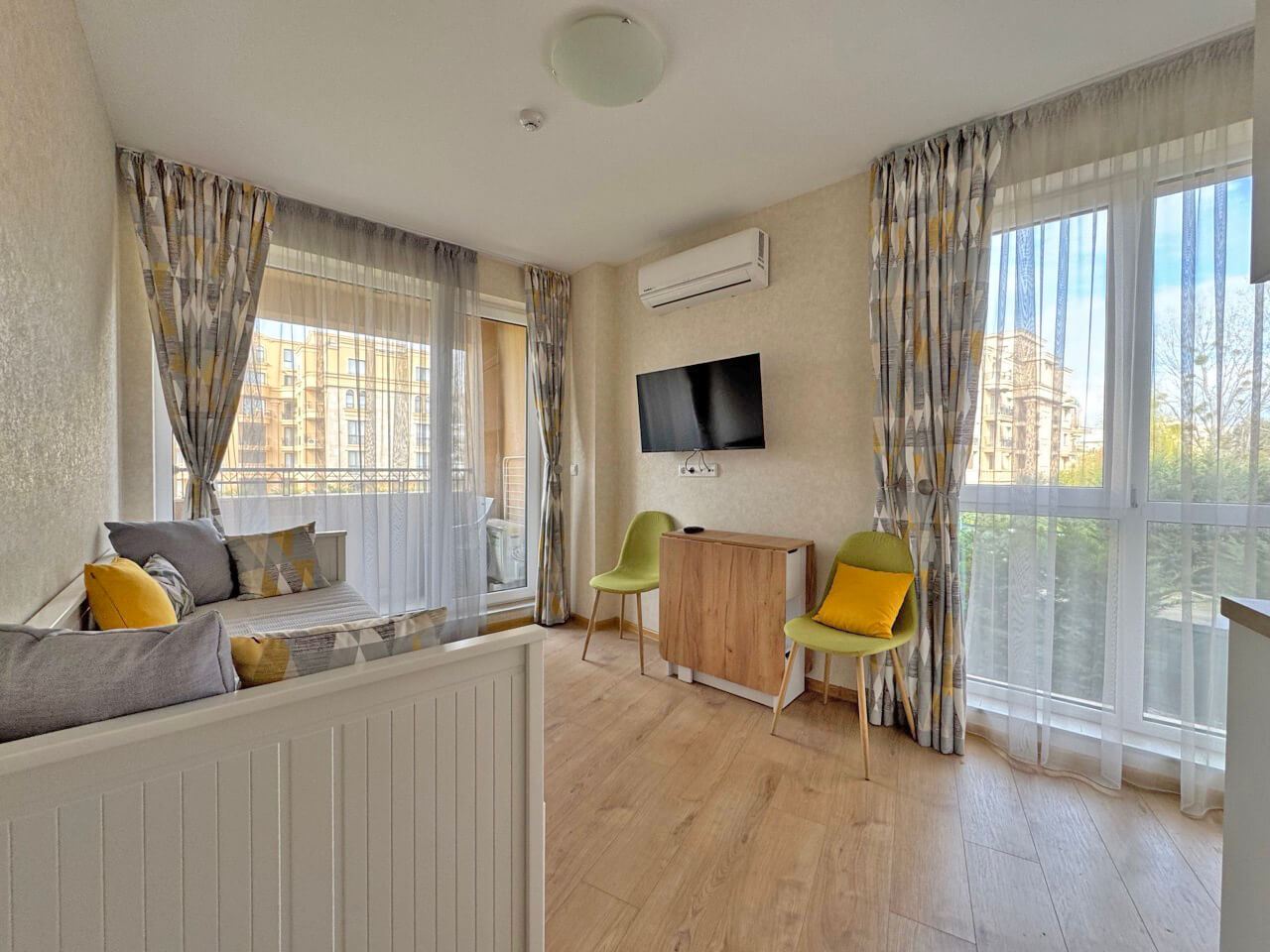 Светло студио в луксозен комплекс – прекрасен уют край басейна