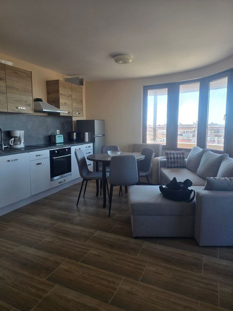 Просторен тристаен апартамент с частична морска гледка – отлична локация близо до центъра и плажа