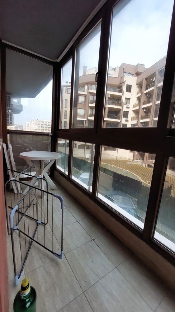 Обзаведено студио в Стария град на Поморие – на 100 м от морето, с голям остъклен балкон и отлична локация