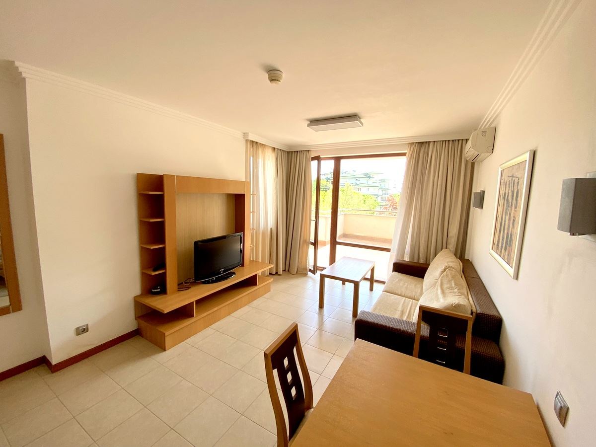 Просторен двустаен апартамент на първа линия в Равда – лукс, природа и впечатляваща гледка към басейна