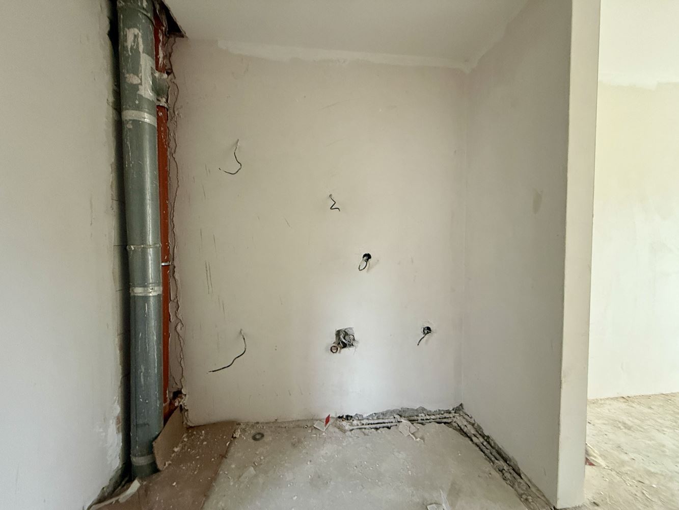 Просторно студио с морска панорама в Свети Влас – готово за завършване по ваш вкус